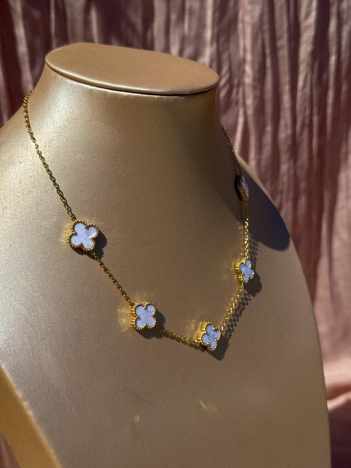 Colar Dourado Aço Inoxidável com Trevos Brancos