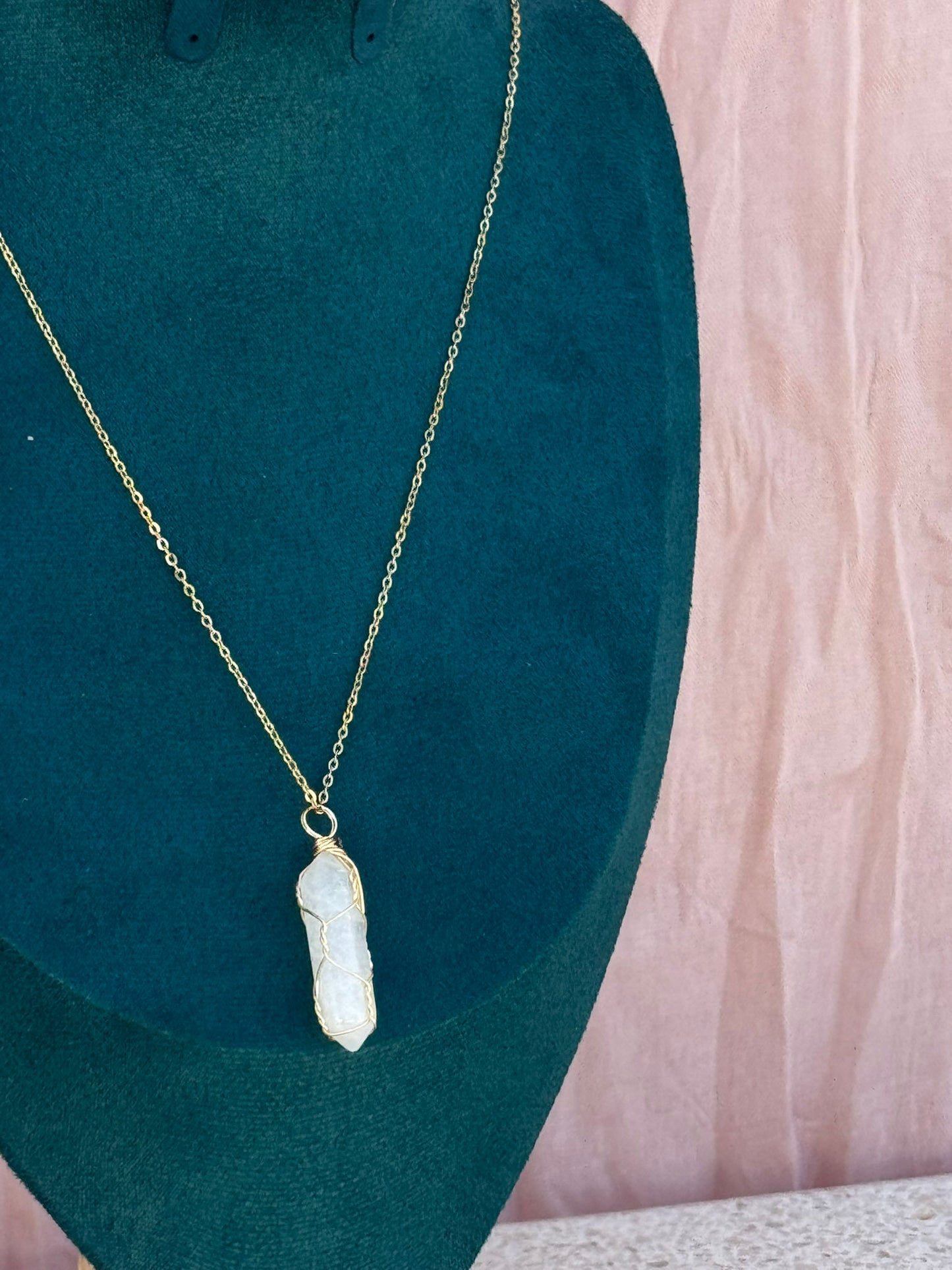 Colar Dourado Aço Inoxidável com Cristal da Alma