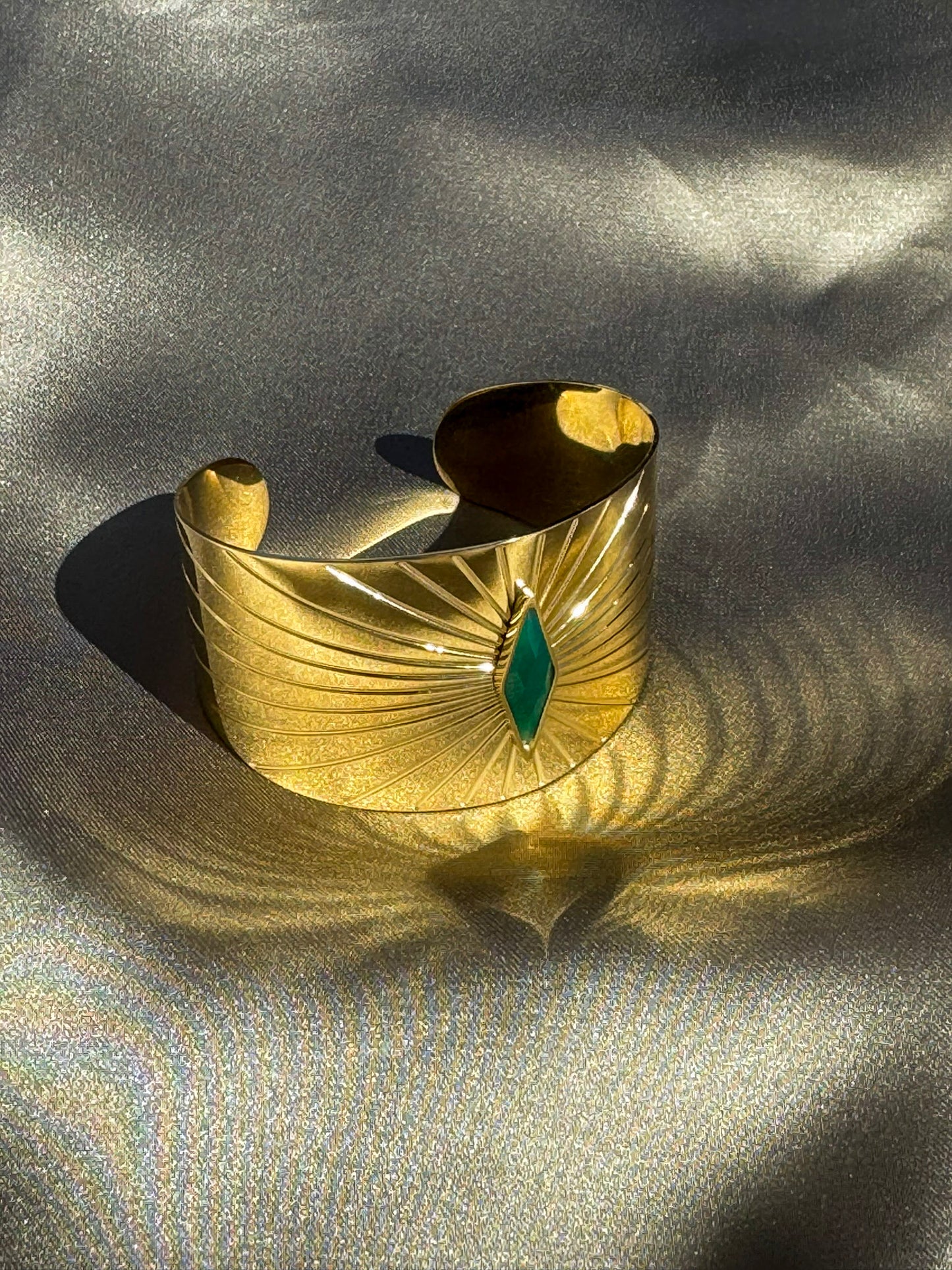 Pulseira Dourada Aço Inoxidável com Pedra Verde