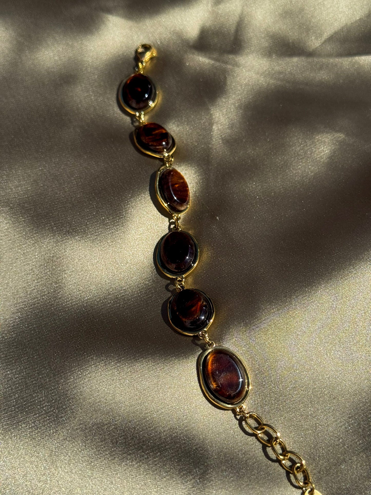 Pulseira Dourada Aço Inoxidável com Pedras Âmbar/Castanhas