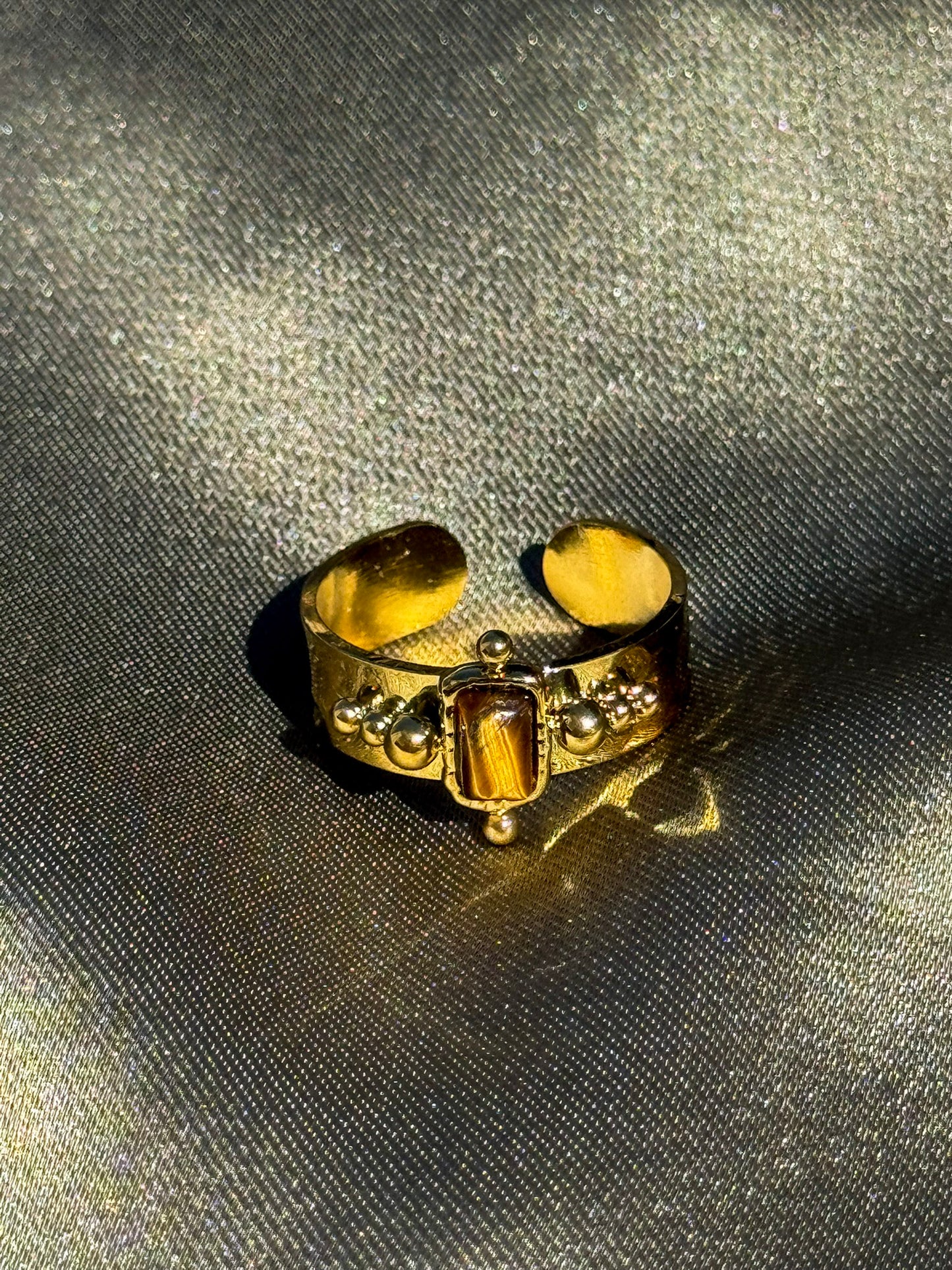 Anel Dourado Aço Inoxidável com Pedra Retangular Castanha