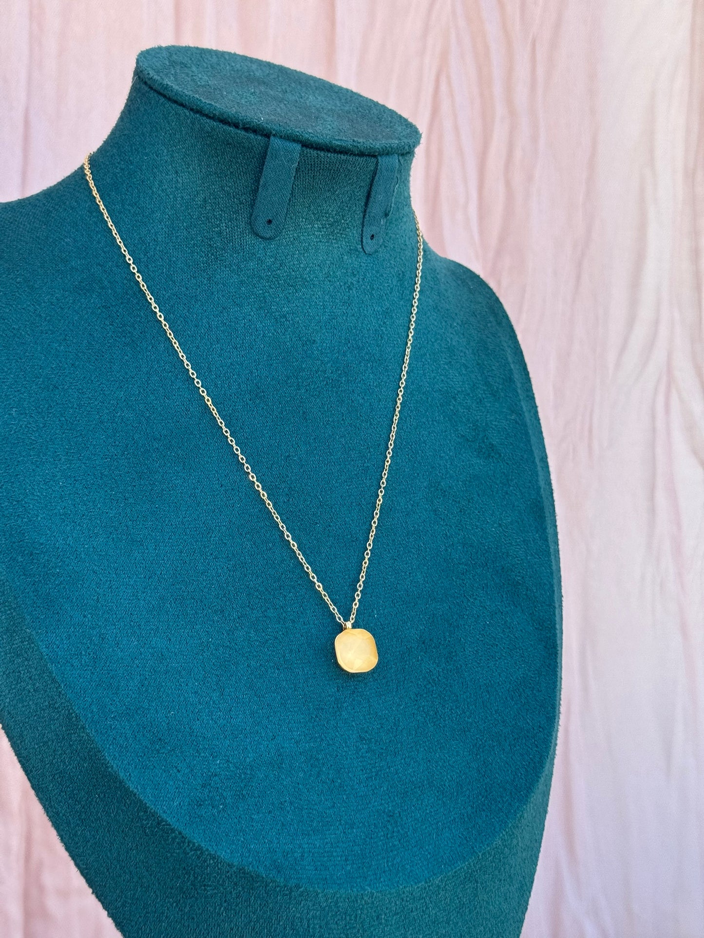Colar Dourado Aço Inoxidável com Pingente Amarelo
