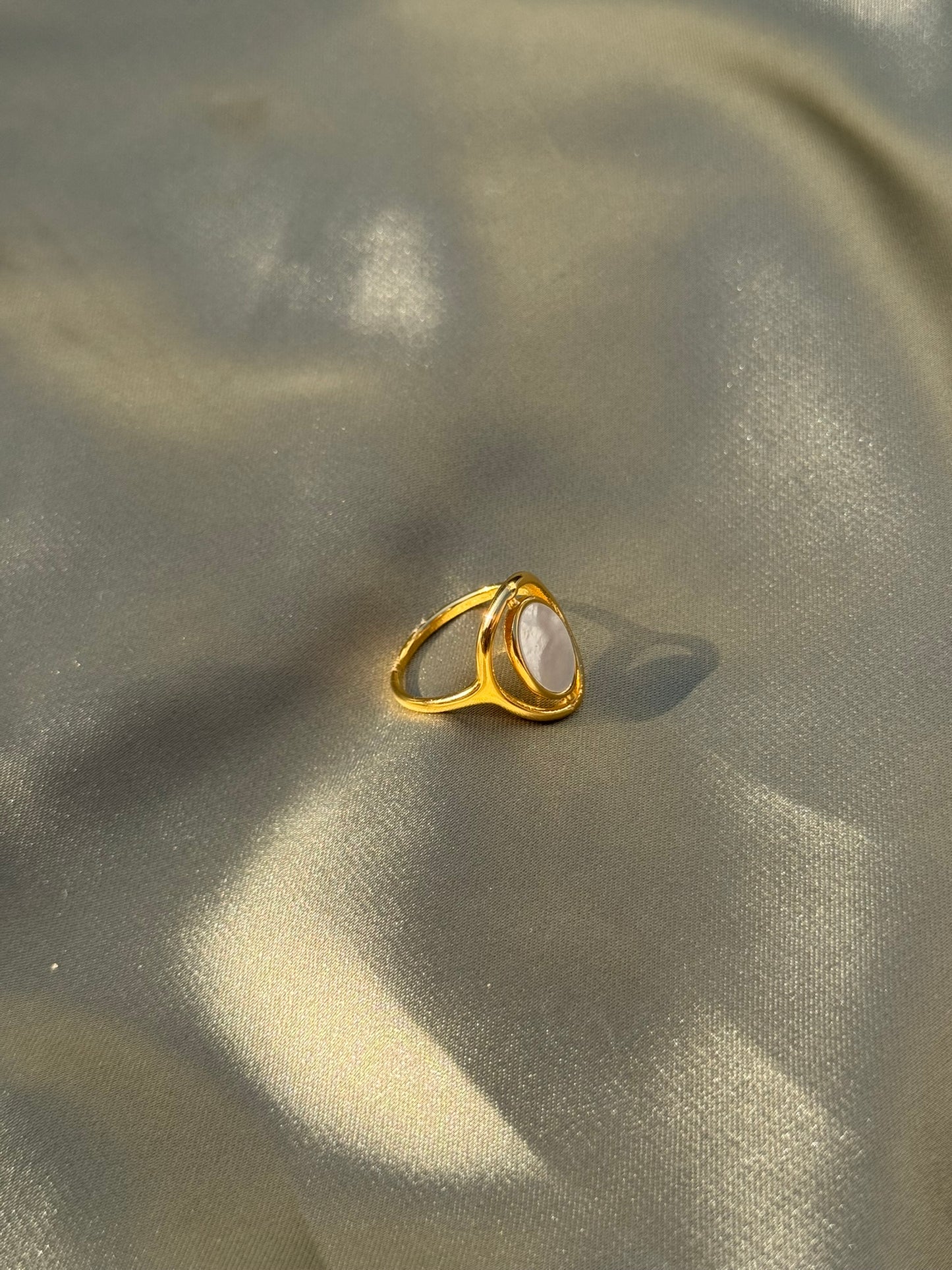 Anel Dourado Aço Inoxidável com Pedra Oval Branca