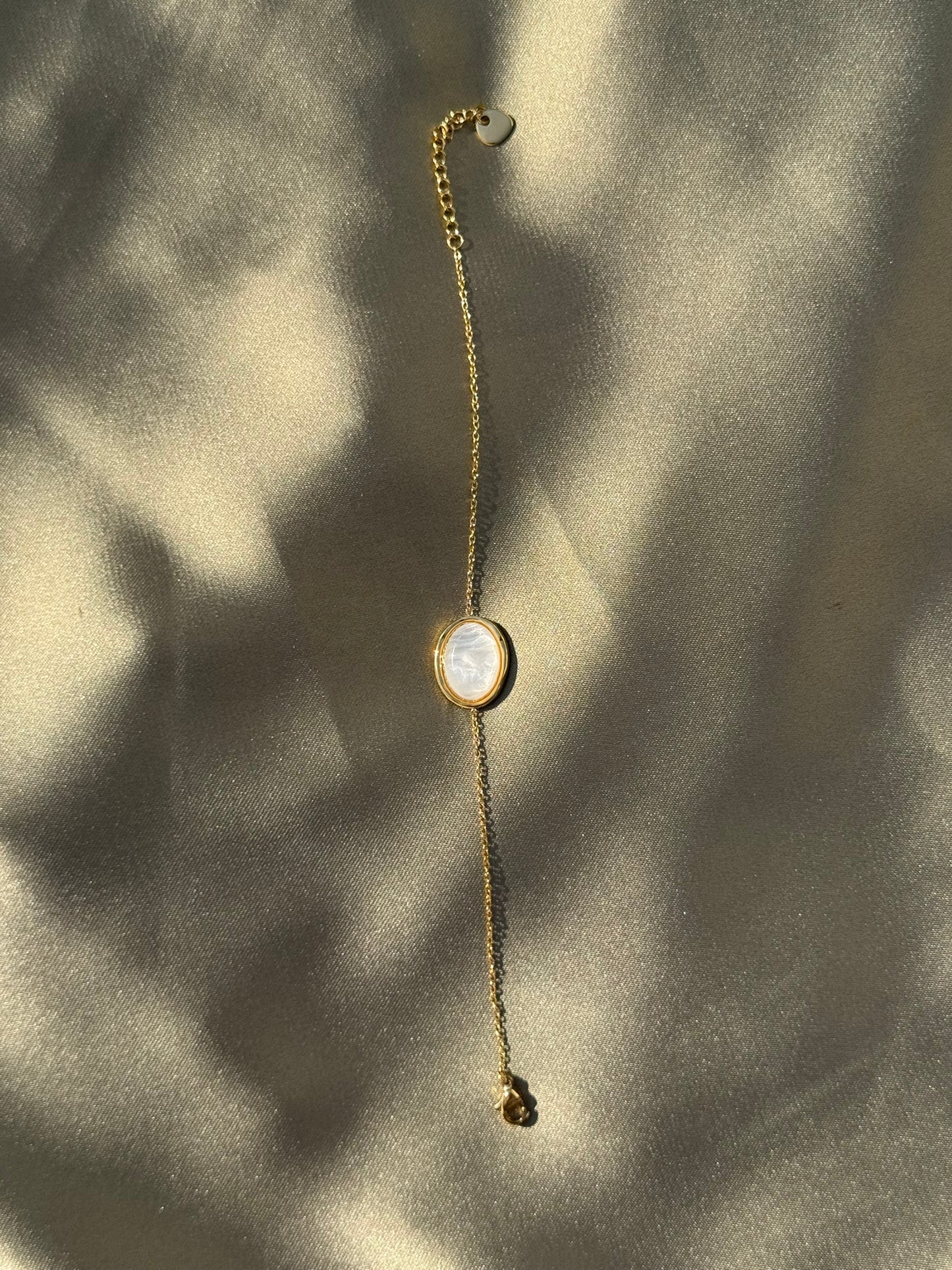 Pulseira Dourada Aço Inoxidável com Pedra Oval Madrepérola