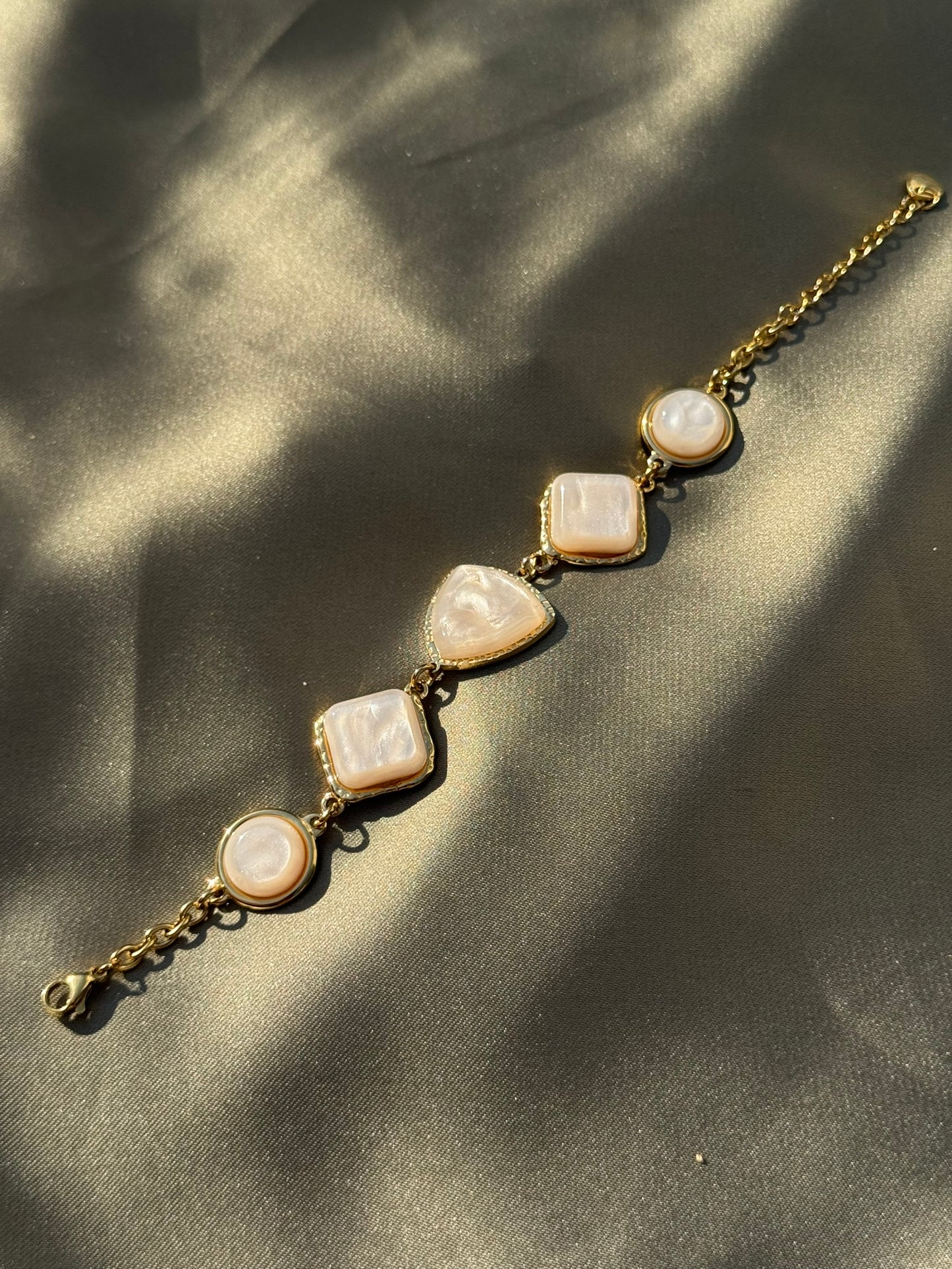 Pulseira Dourada Aço Inoxidável com Pedras Brancas com Formas