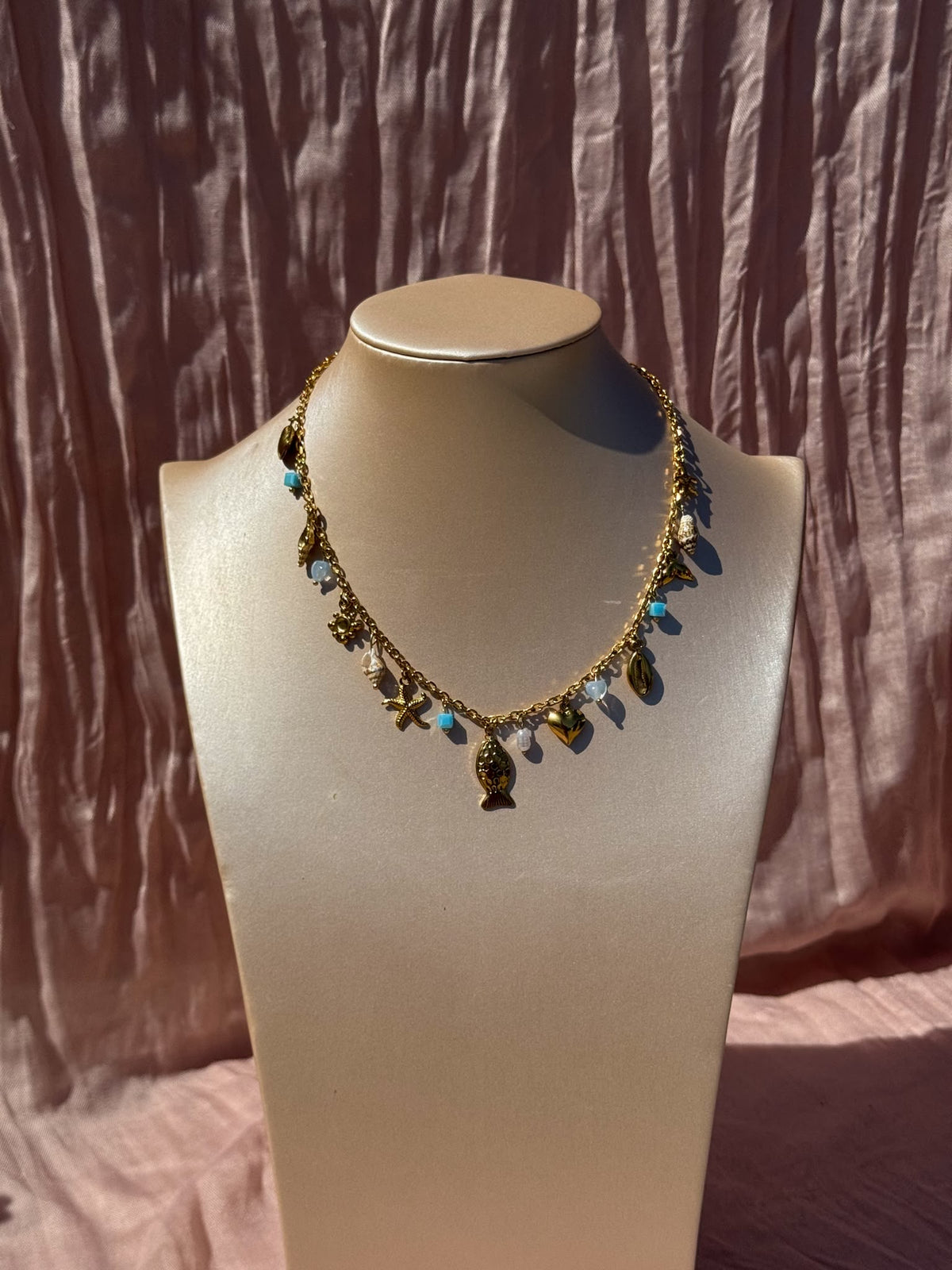 Colar Dourado Aço Inoxidável com Detalhes do Mar