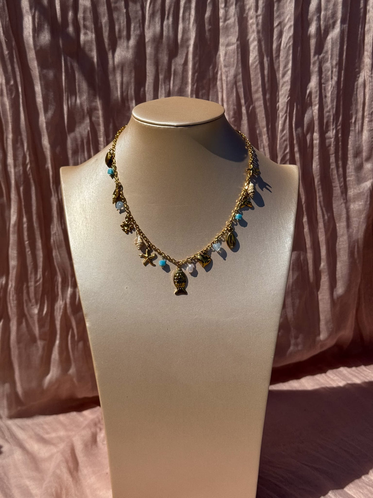 Colar Dourado Aço Inoxidável com Detalhes do Mar