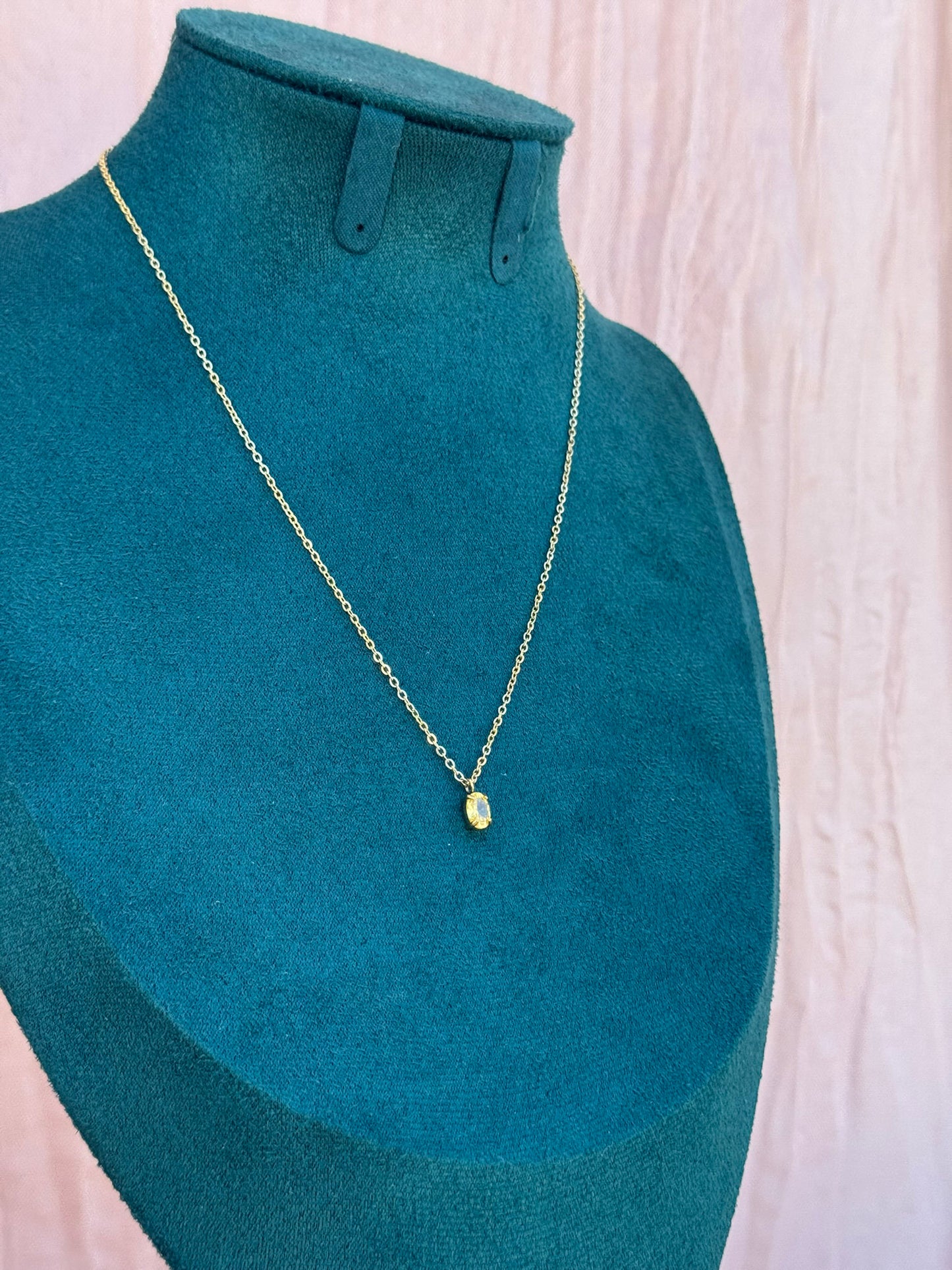 Colar Dourado Aço Inoxidável com Pingente Amarelo