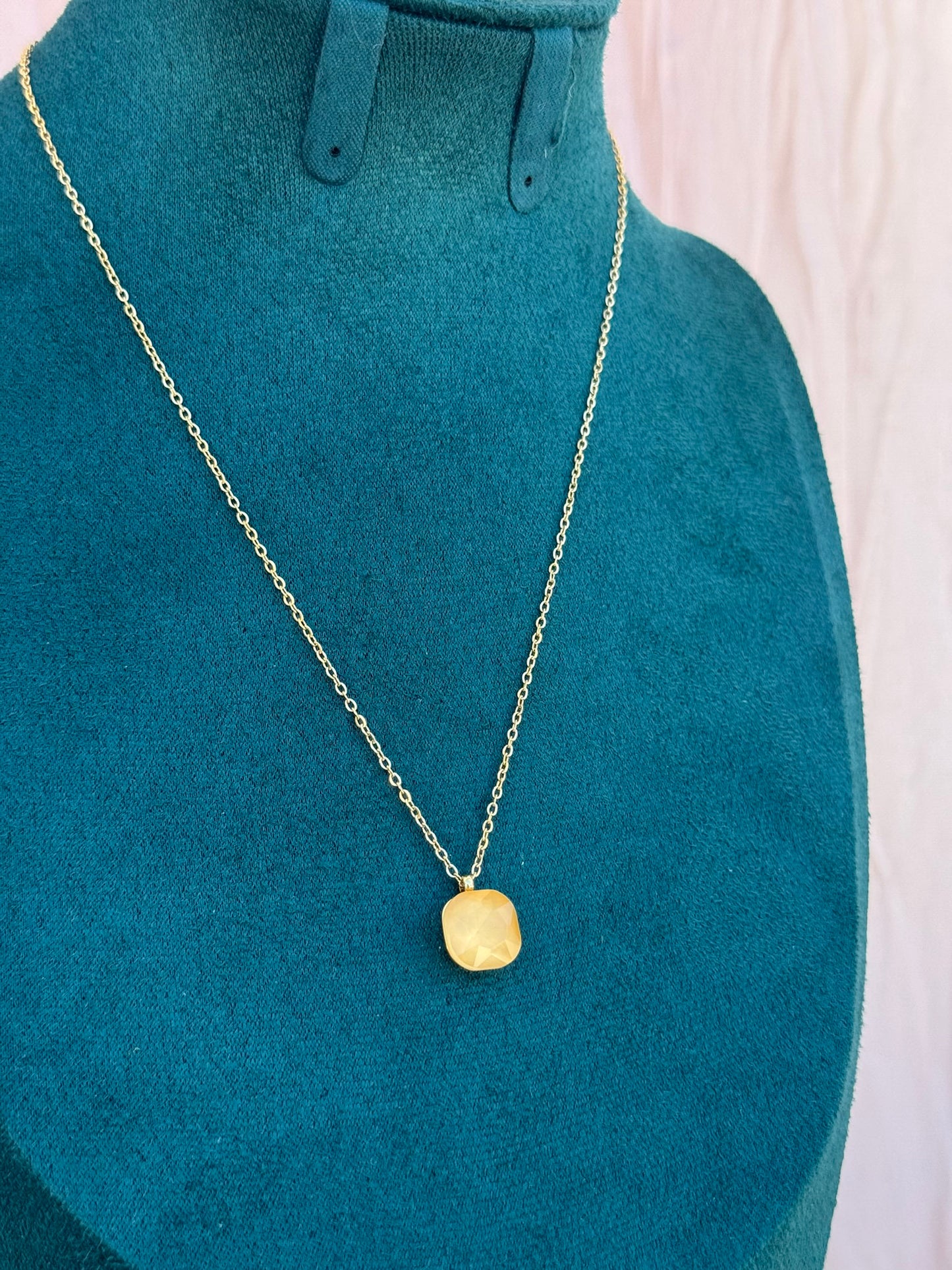 Colar Dourado Aço Inoxidável com Pingente Amarelo