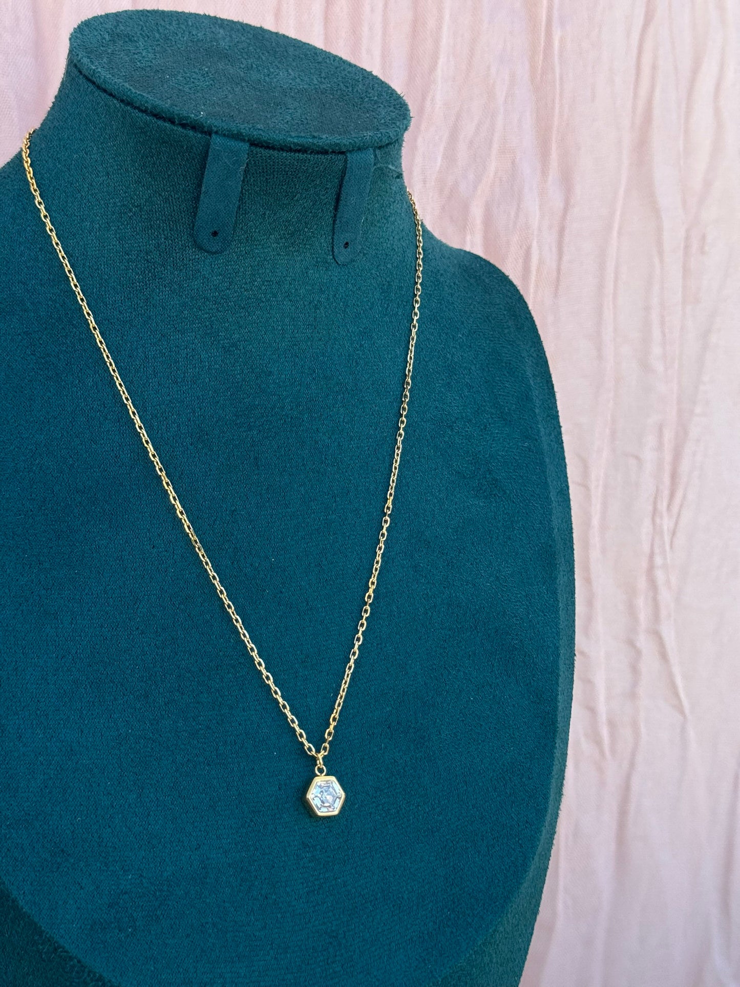Colar Dourado Aço Inoxidável com Pingente Hexagonal