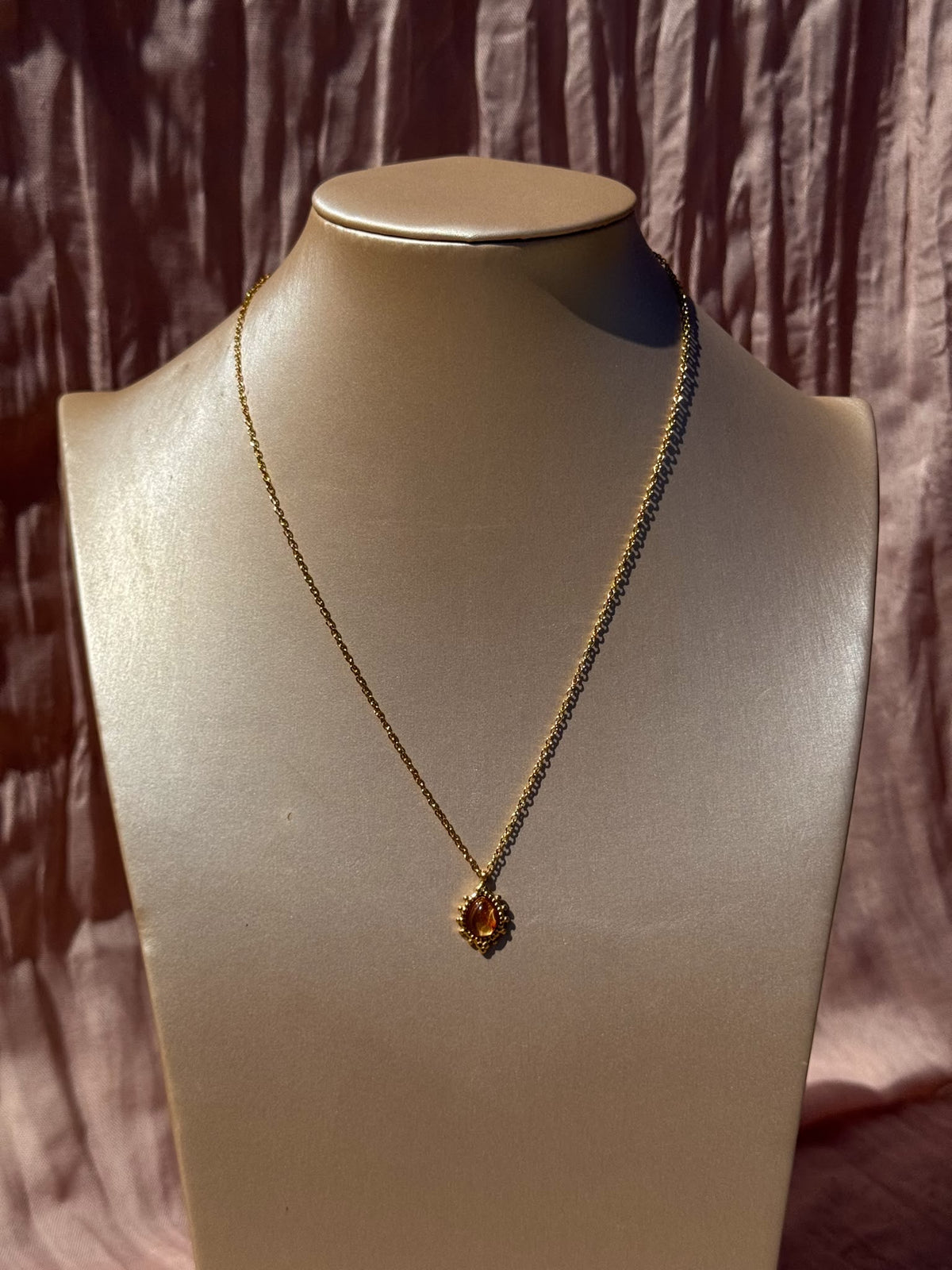 Colar Dourado Aço Inoxidável com Pingente Clássico