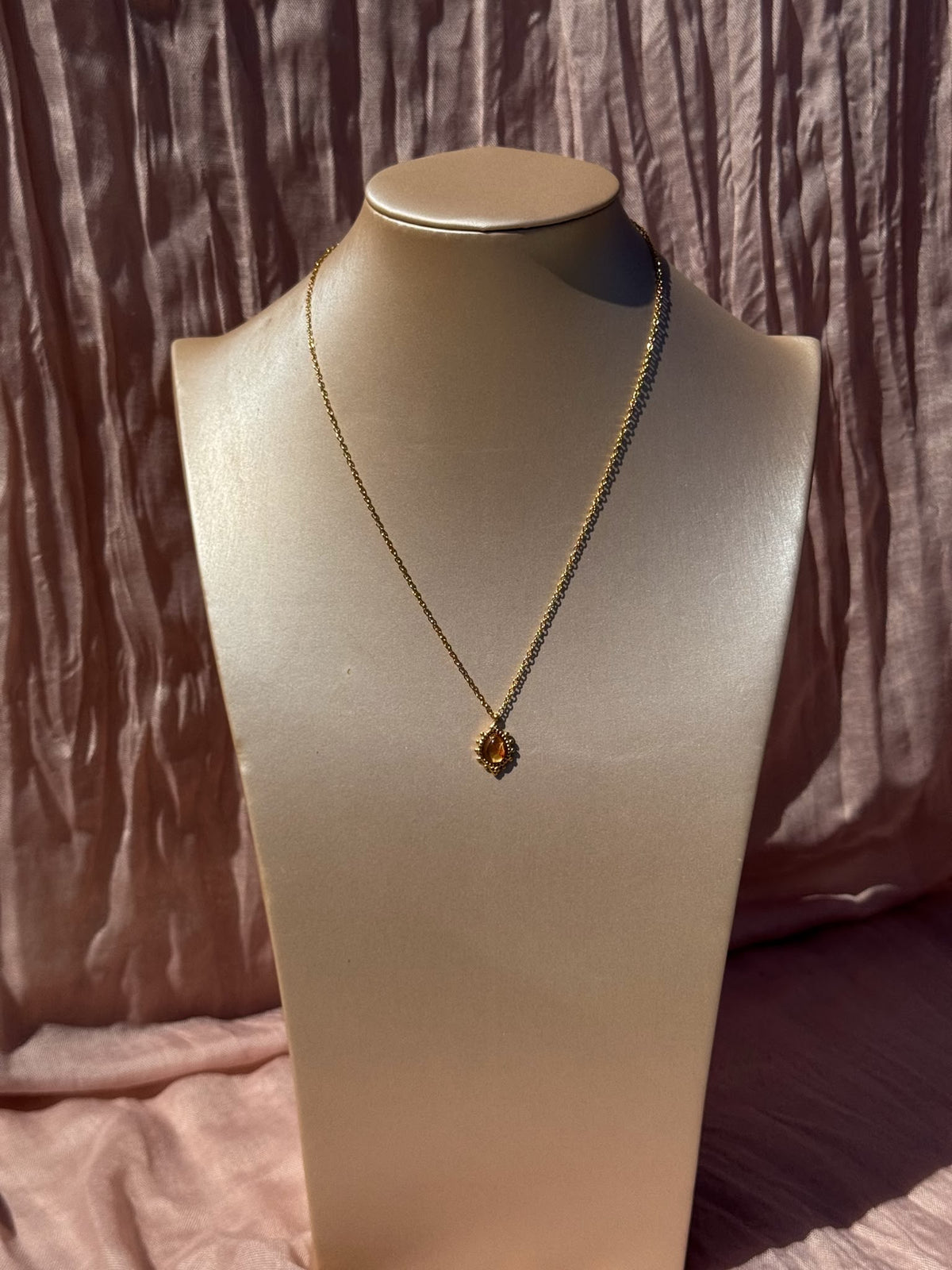 Colar Dourado Aço Inoxidável com Pingente Clássico