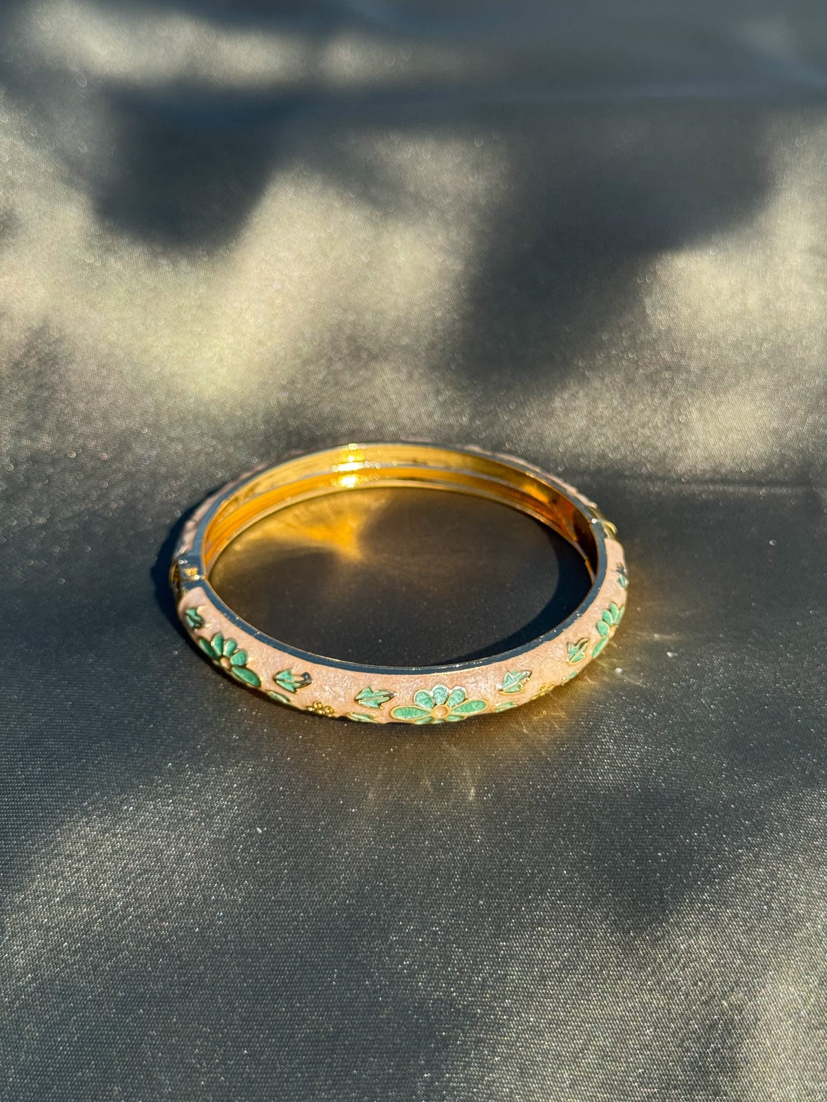 Pulseira Dourada Aço Inoxidável com Detalhes Florais