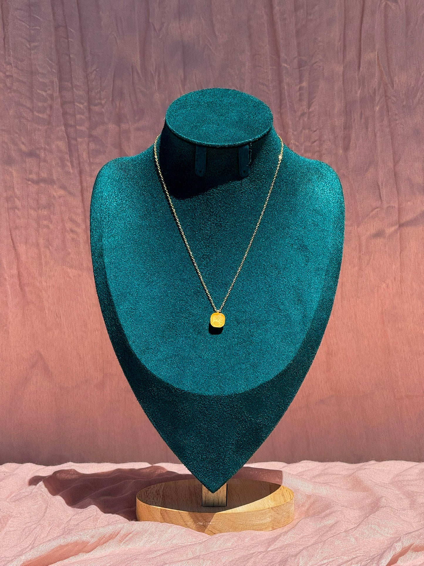 Colar Dourado Aço Inoxidável com Pingente Amarelo