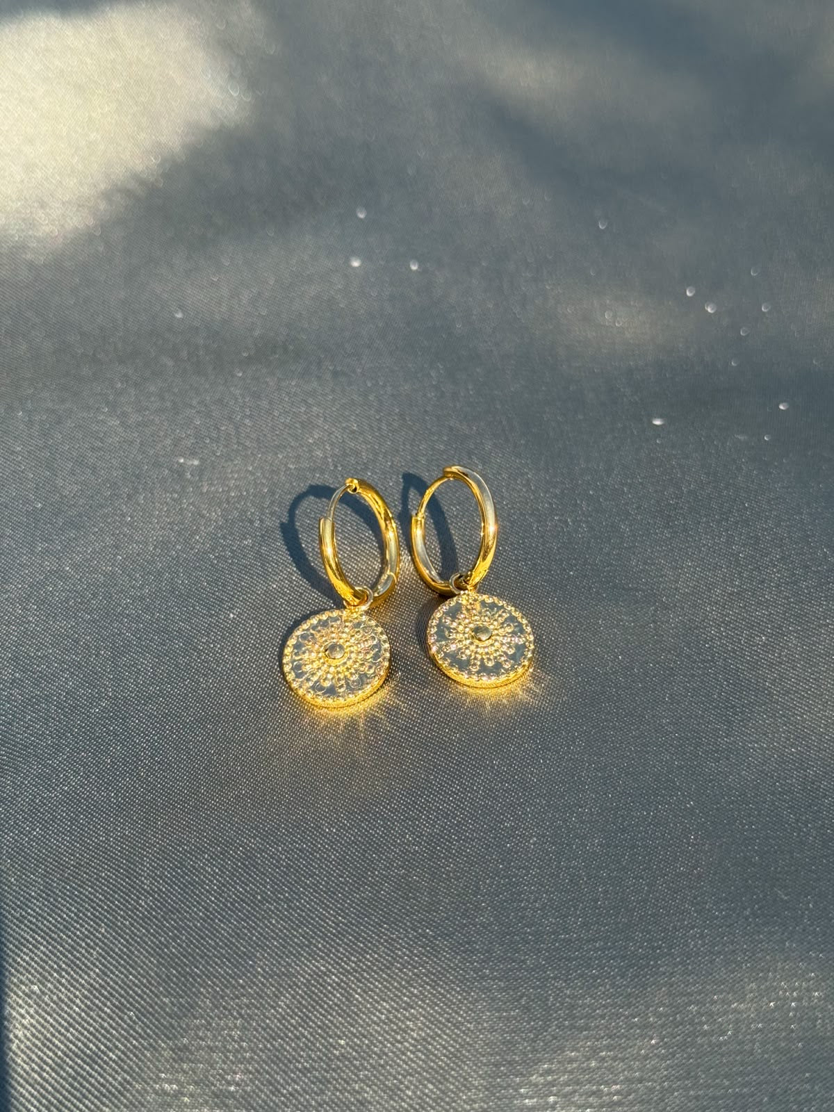 Brincos Dourados Aço Inoxidável com Medalha