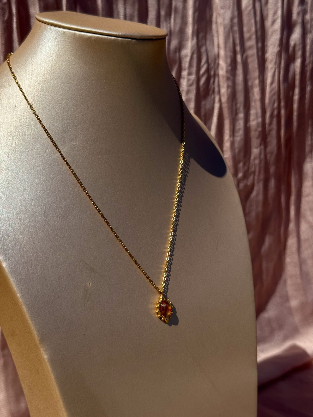 Colar Dourado Aço Inoxidável com Pingente Clássico