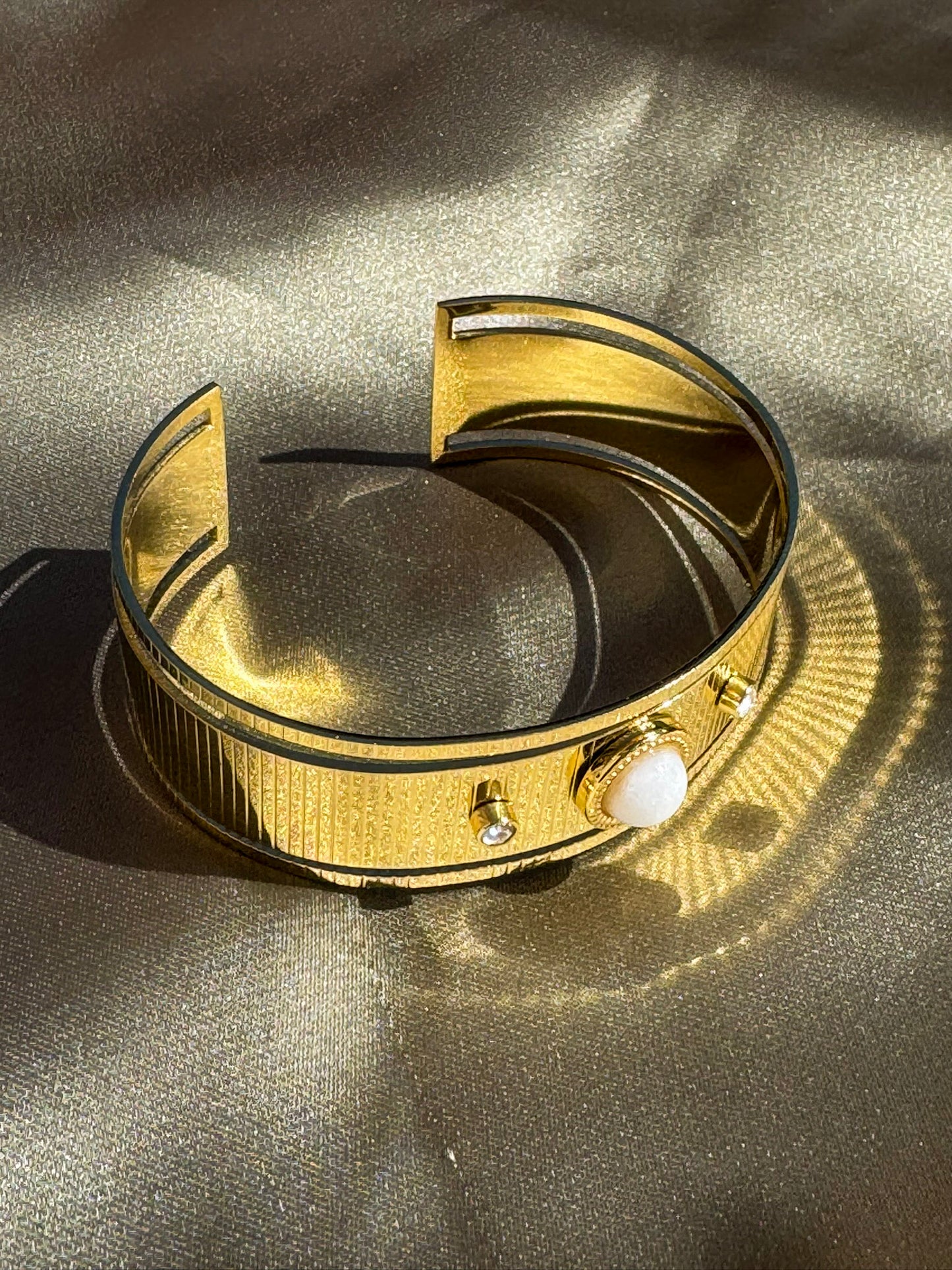 Pulseira Dourada Aço Inoxidável com Pedra Branca