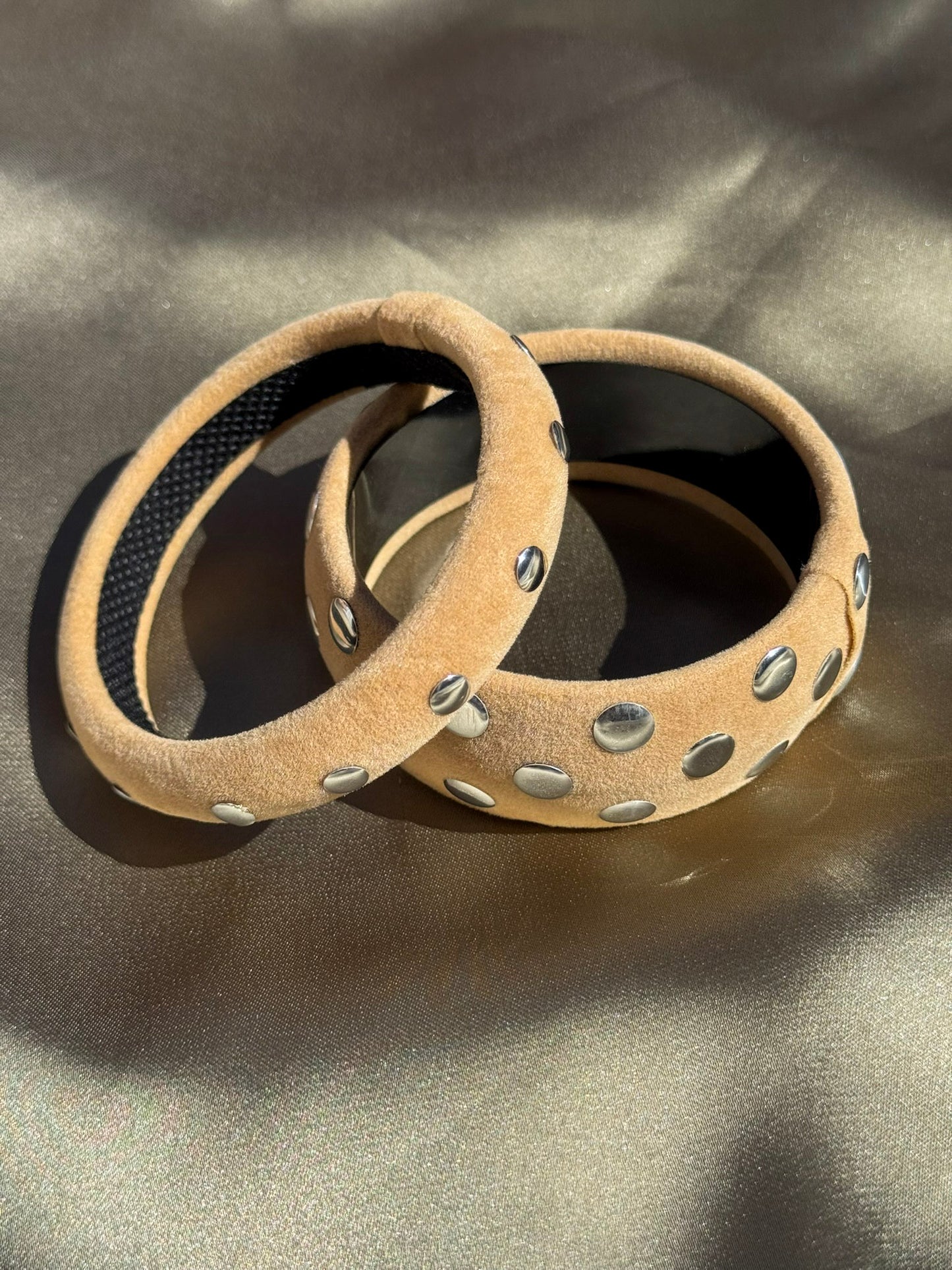 Conjunto de 2 Braceletes Rígidas Veludo Bege com Tachas Prateadas