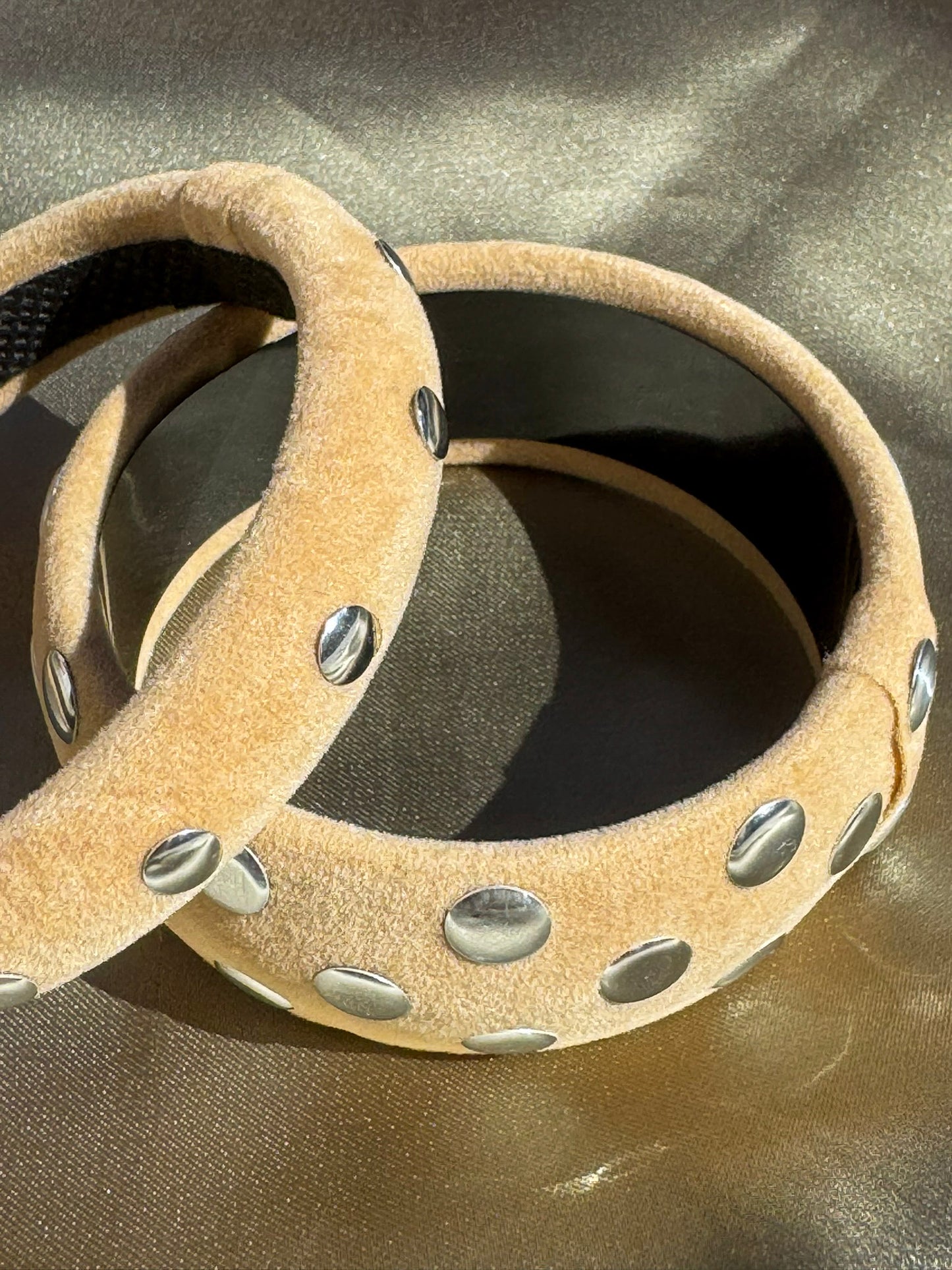 Conjunto de 2 Braceletes Rígidas Veludo Bege com Tachas Prateadas