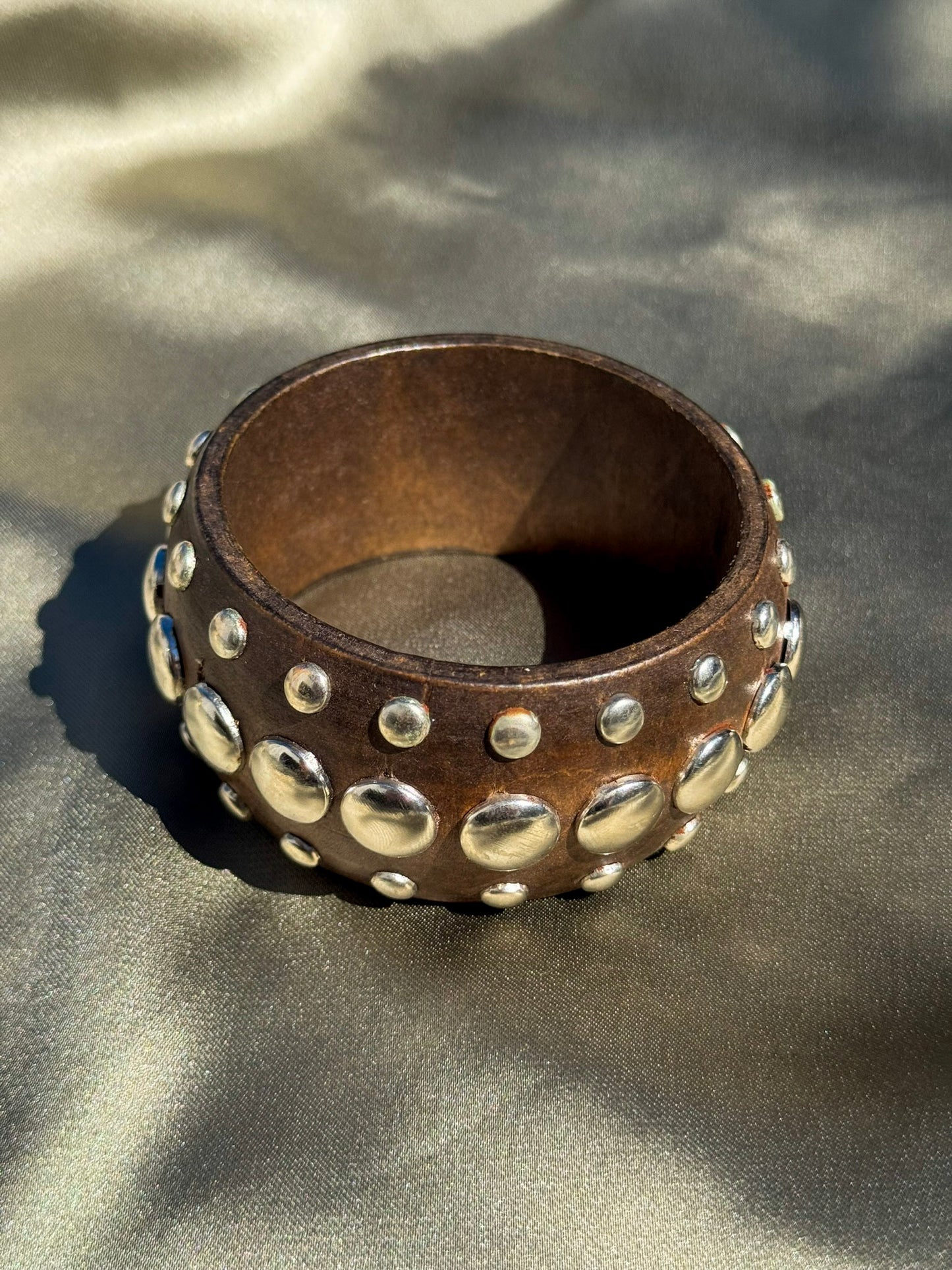 Bracelete Rígida de Madeira Escura com Tachas Prateadas