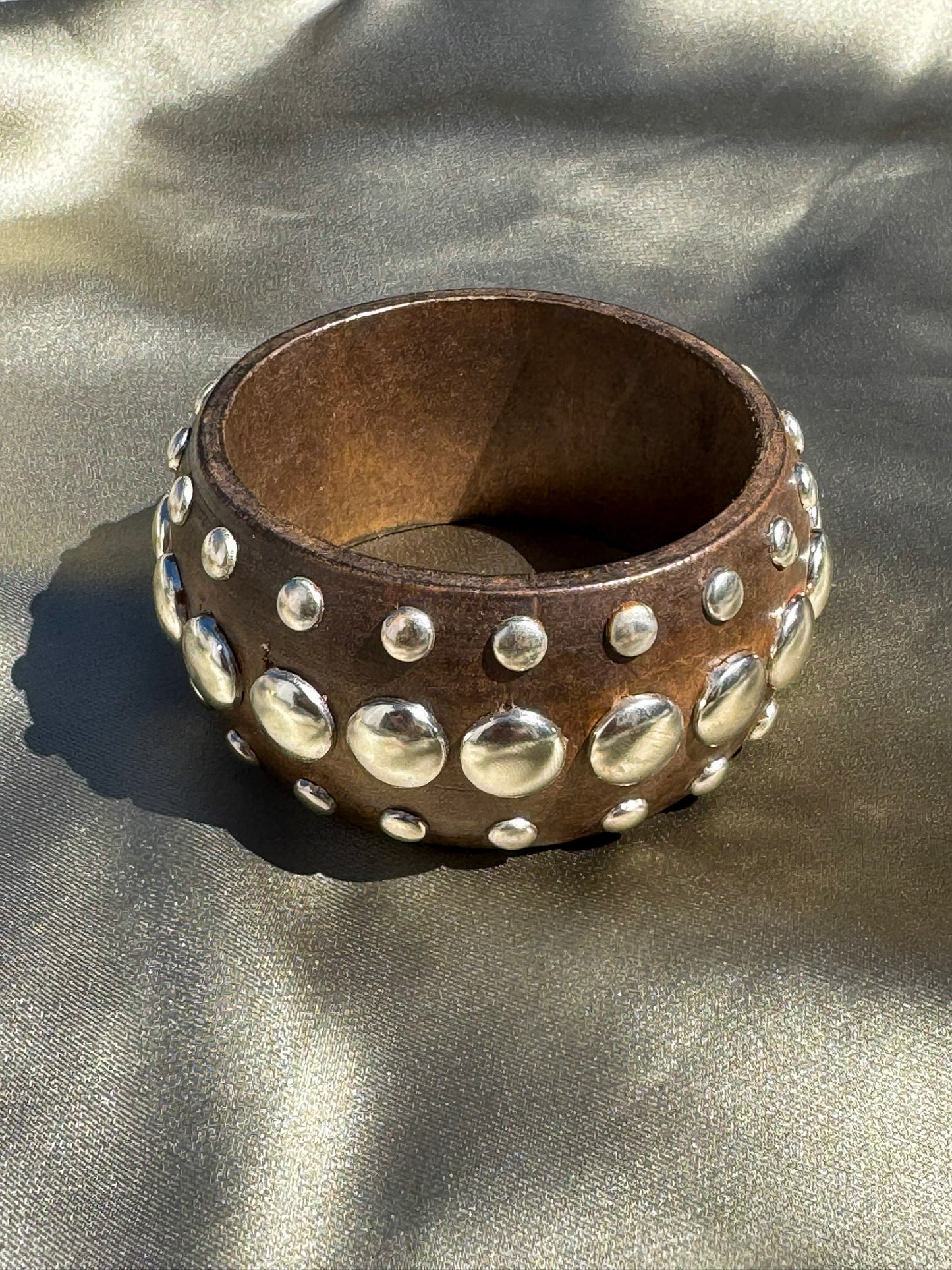 Bracelete Rígida de Madeira Escura com Tachas Prateadas