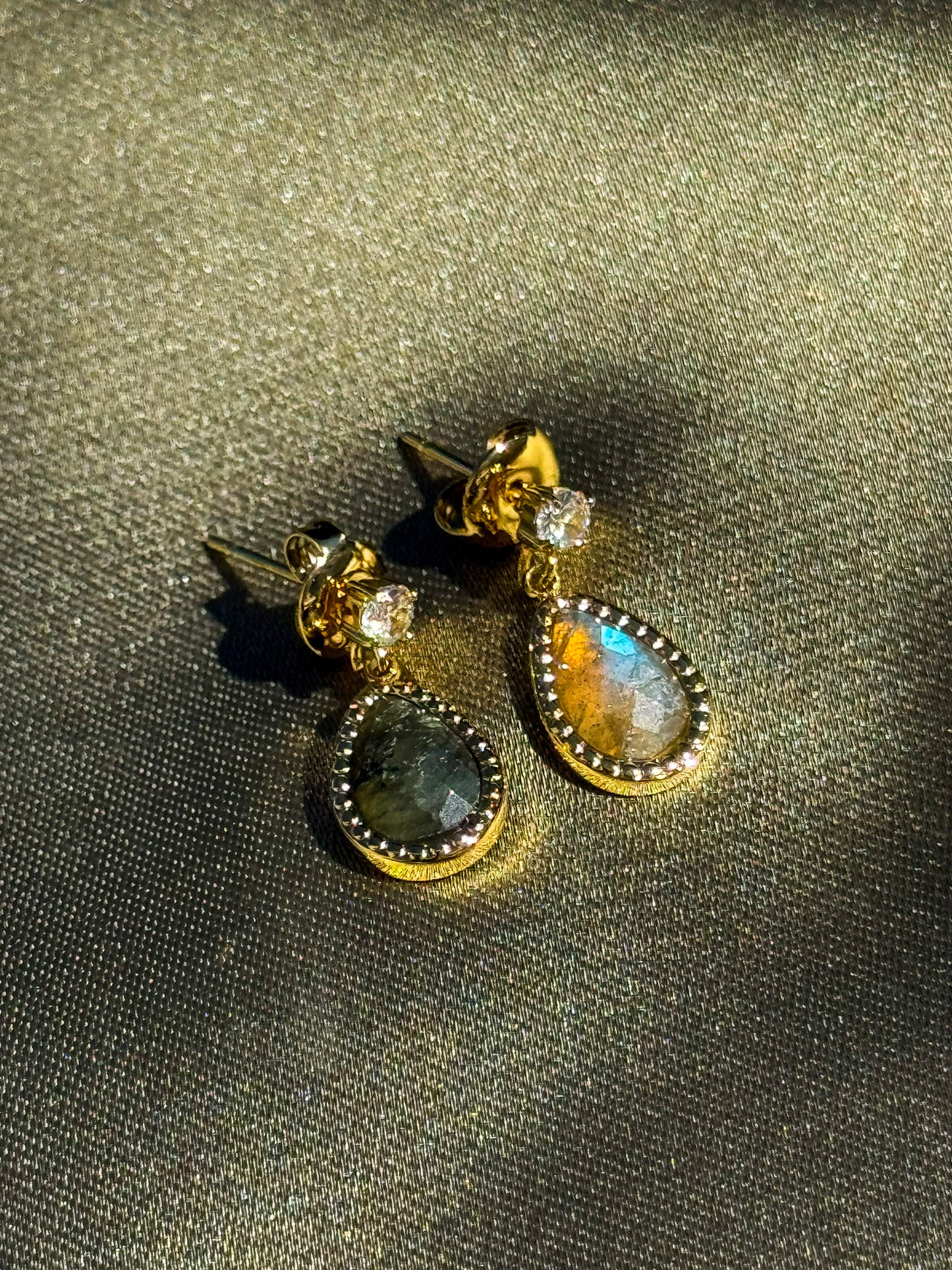 Brincos Dourados Aço Inoxidável com Cristal e Pingente Oval