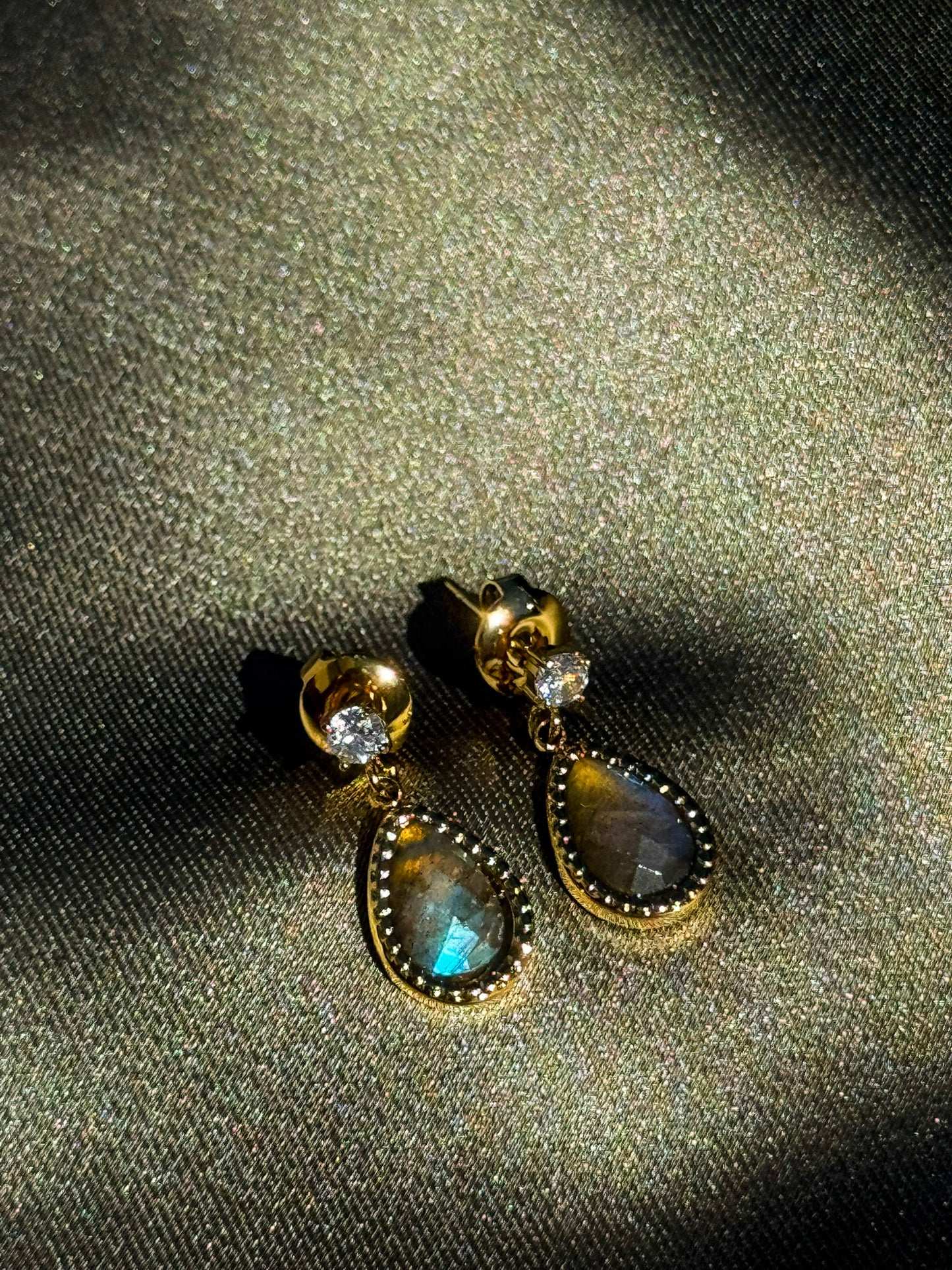 Brincos Dourados Aço Inoxidável com Cristal e Pingente Oval