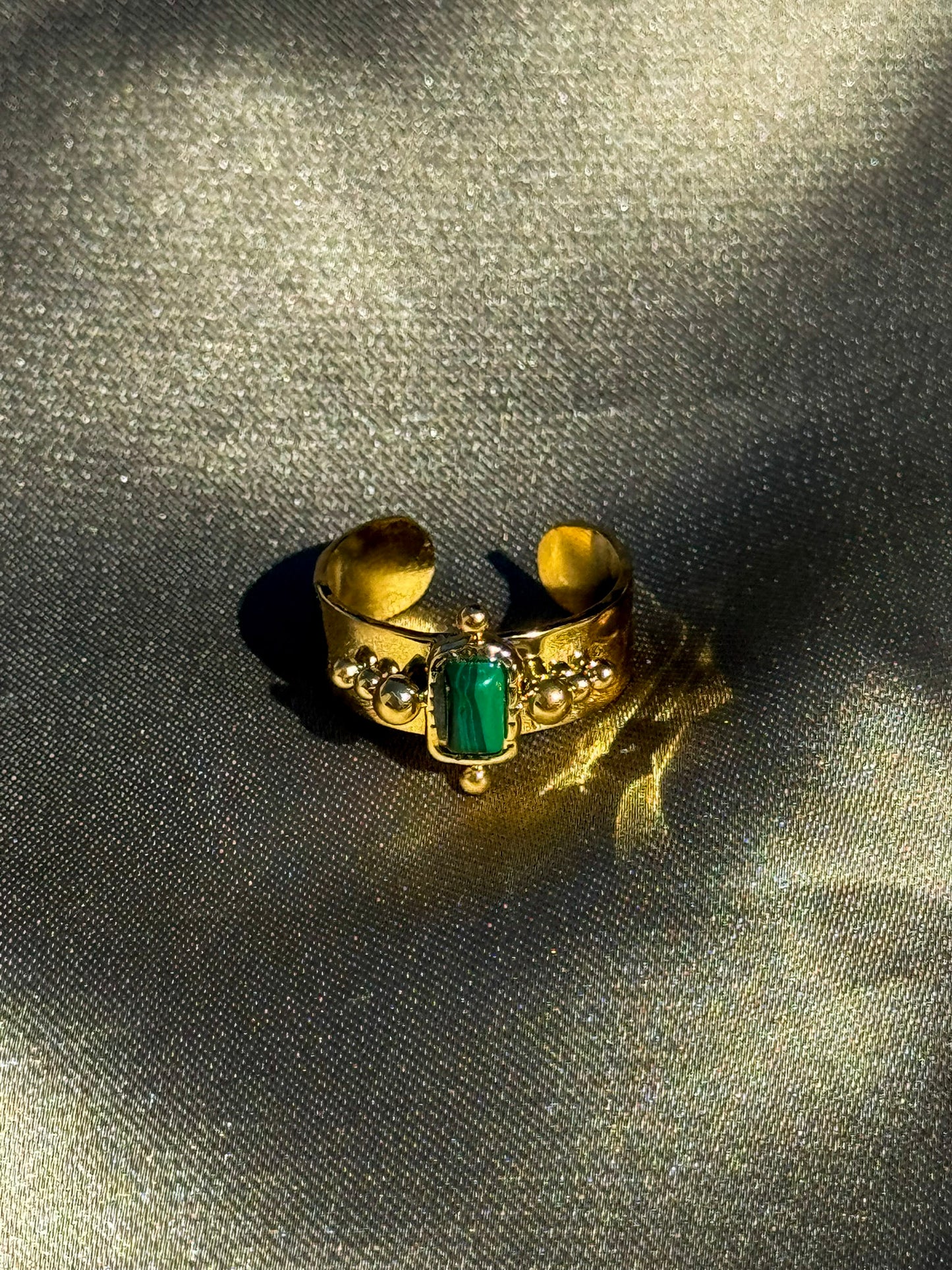 Anel Dourado Aço Inoxidável com Pedra Retangular Verde