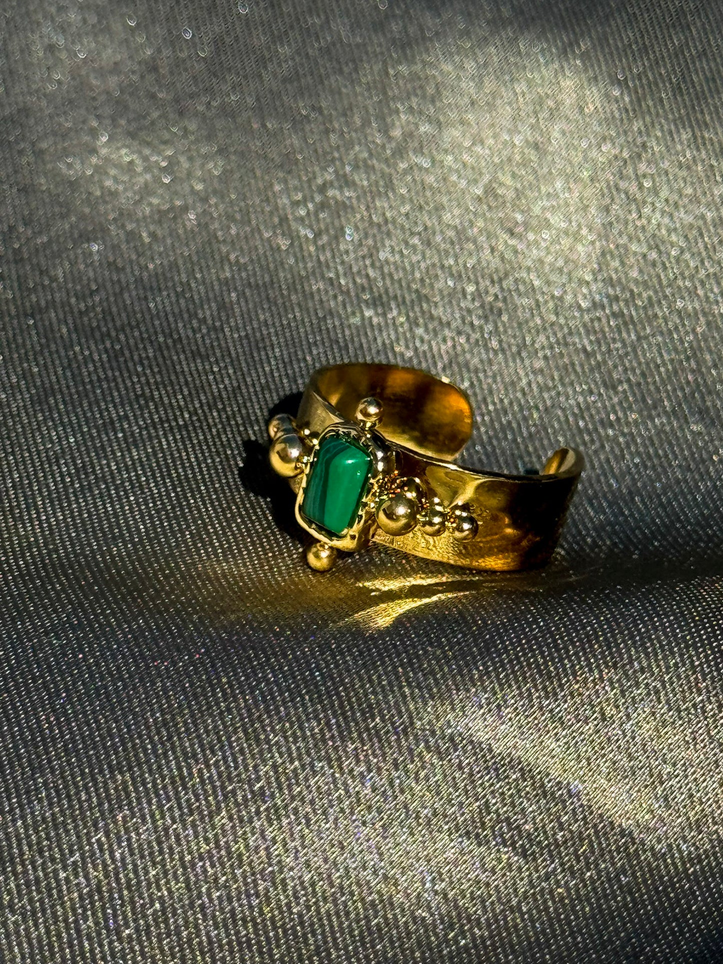 Anel Dourado Aço Inoxidável com Pedra Retangular Verde
