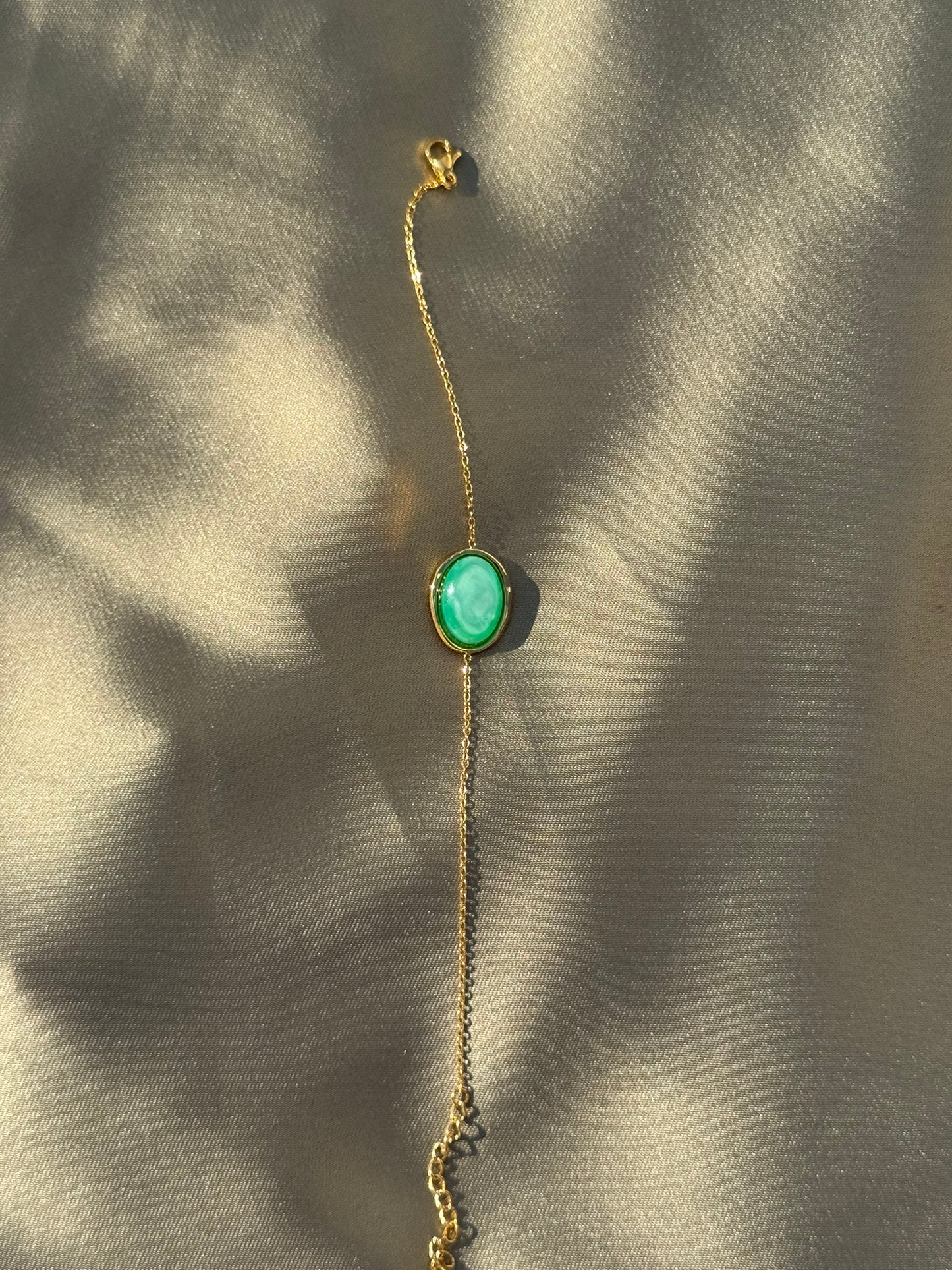 Pulseira Dourada Aço Inoxidável com Pedra Oval Verde