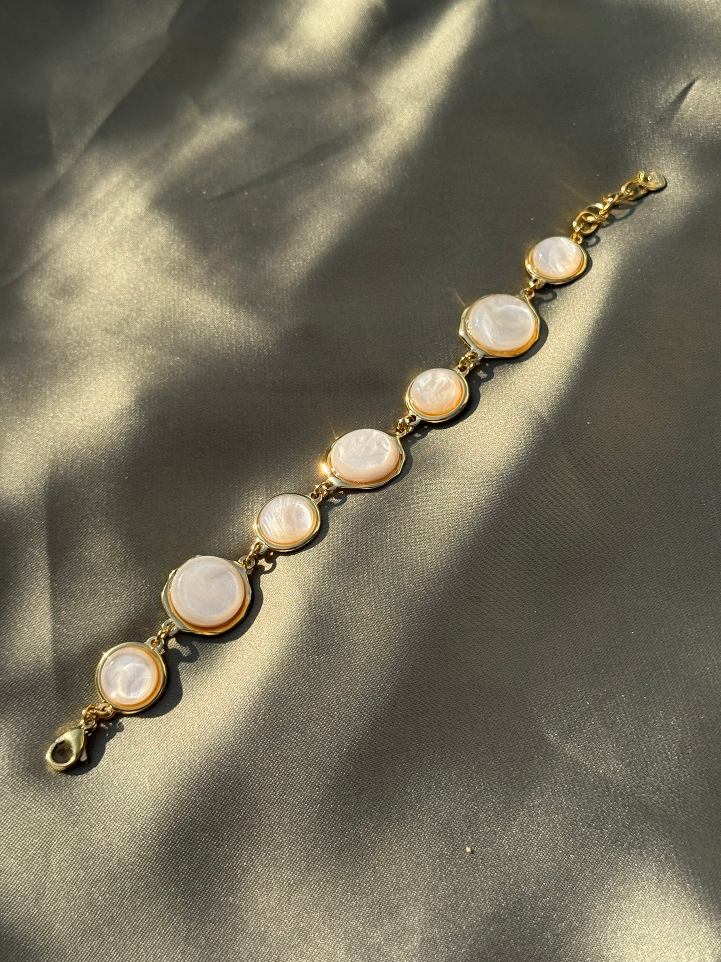 Pulseira Dourada Aço Inoxidável com Pedras Brancas