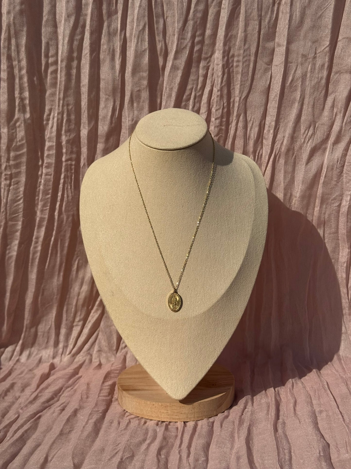 Colar Dourado Aço Inoxidável com Pingente Oval