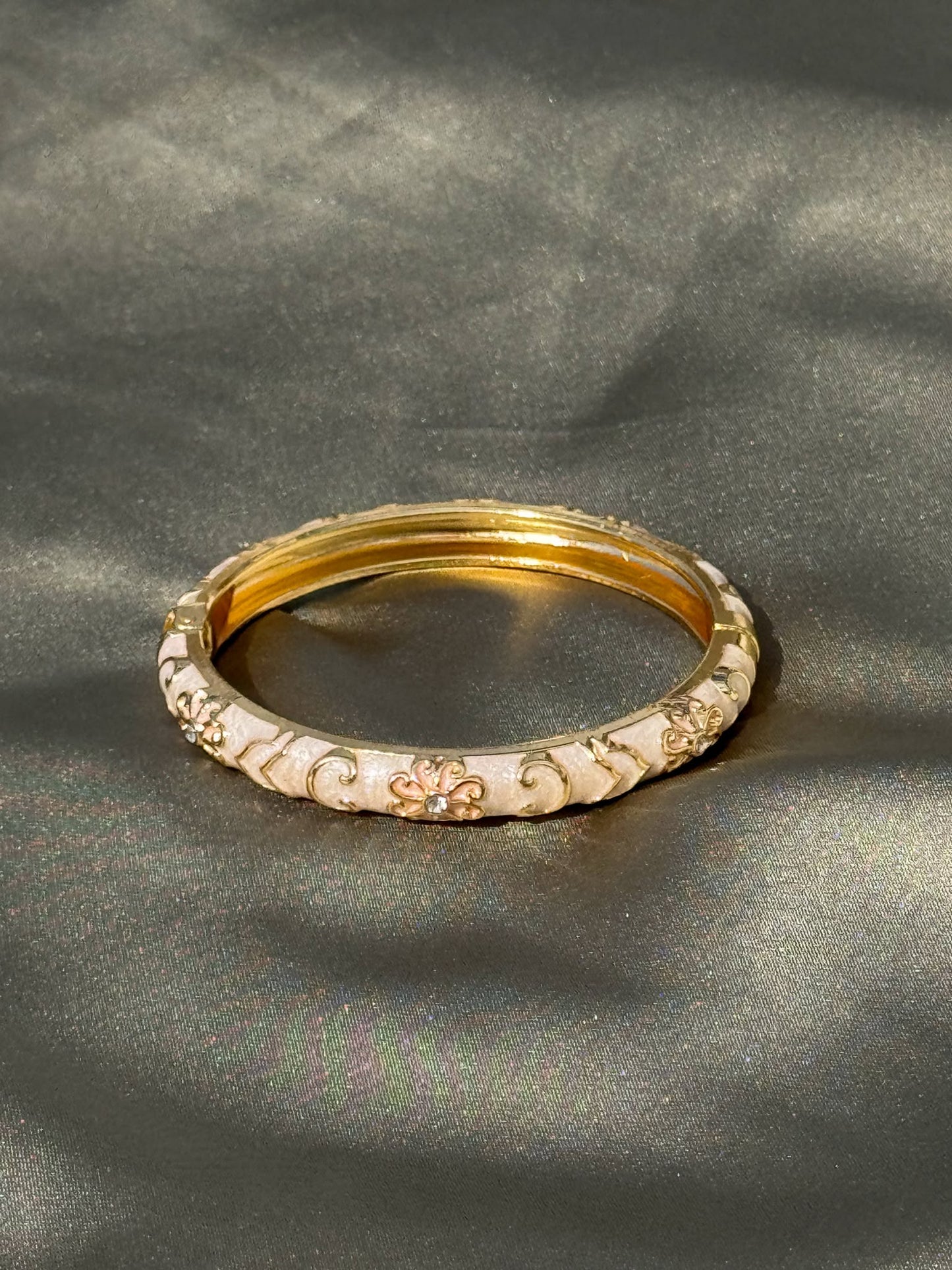 Bracelete Aço Inoxidável com Detalhes Florais