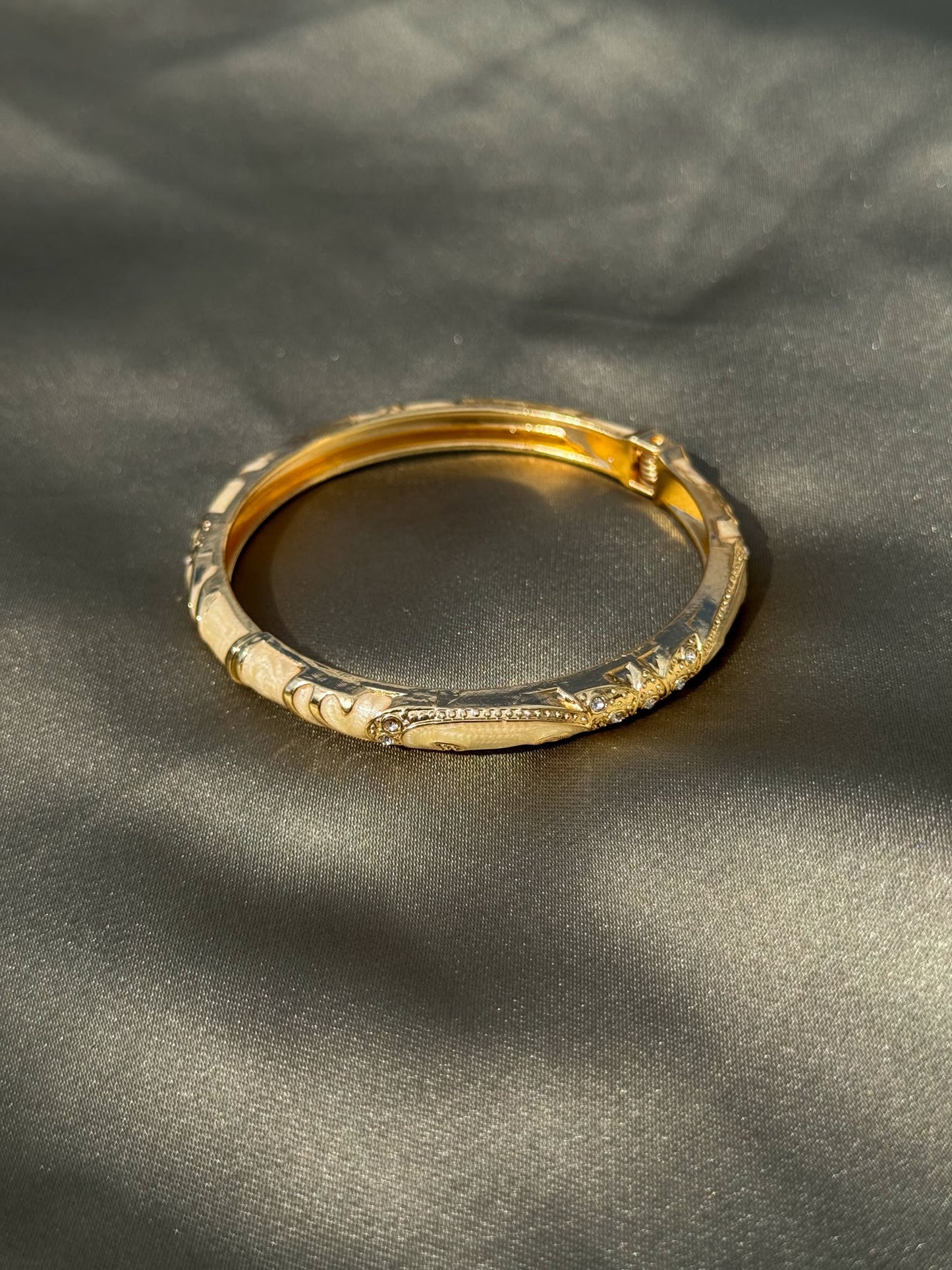Bracelete Aço Inoxidável com Detalhes Dourados