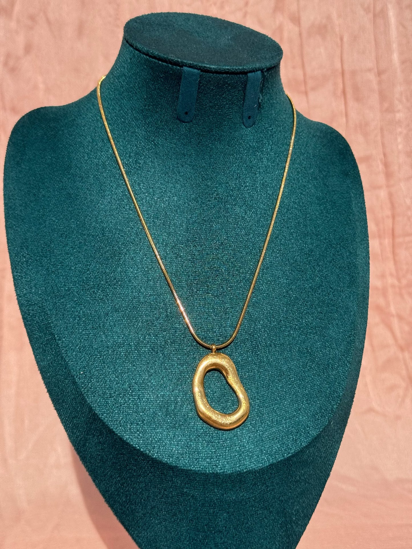Colar Dourado Aço Inoxidável com Pingente Aberto
